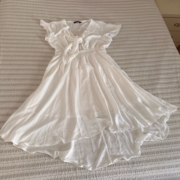 NWT white faux wrap flutter sleeve dress - Picture 4 of 6